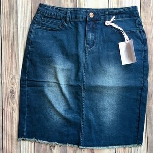 Evy’s Tree Denim Skirt in Dark Wash - NWT